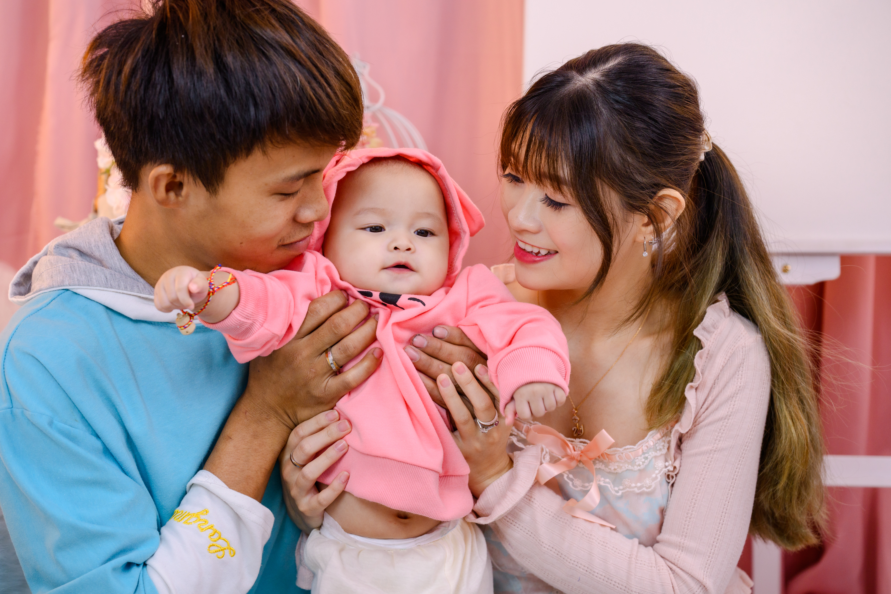 Bernice (@bernice_0621) & her baby family portraits moment at their own house setup — Family photography by Loominos Studio
